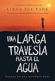Una Larga Travesía Hasta El Agua: Basada en una historia real (A Long Walk to Water Spanish edition)